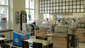 Pult s chladničkou na nápoje a mrazákem se zmrzlinou, nad ním mřížka